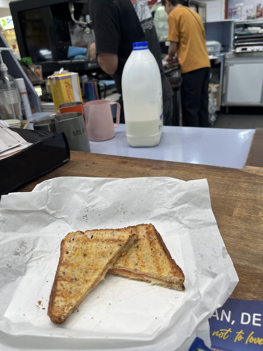 Queenys Snack Bar - 7