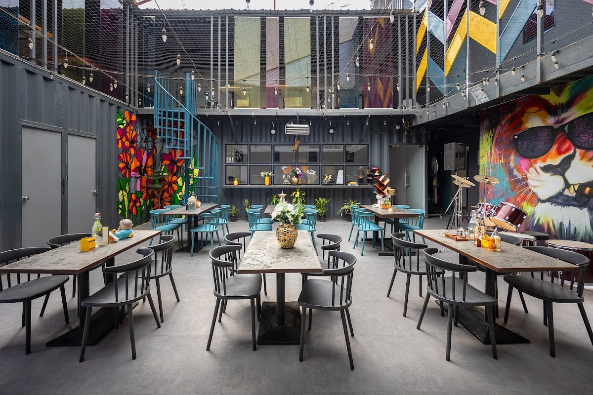 LEO'S DEN CAFE AND EATERY