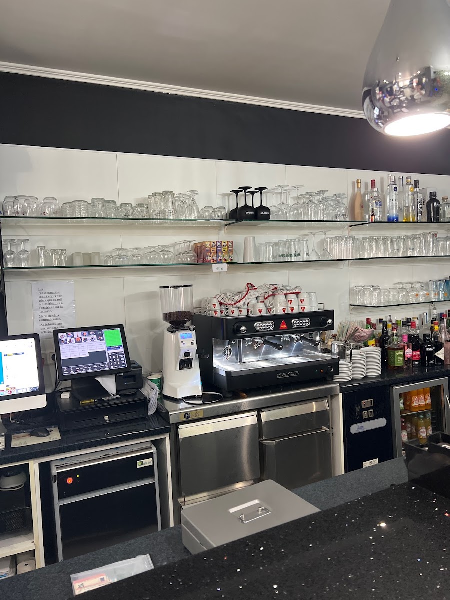 Café Black and White