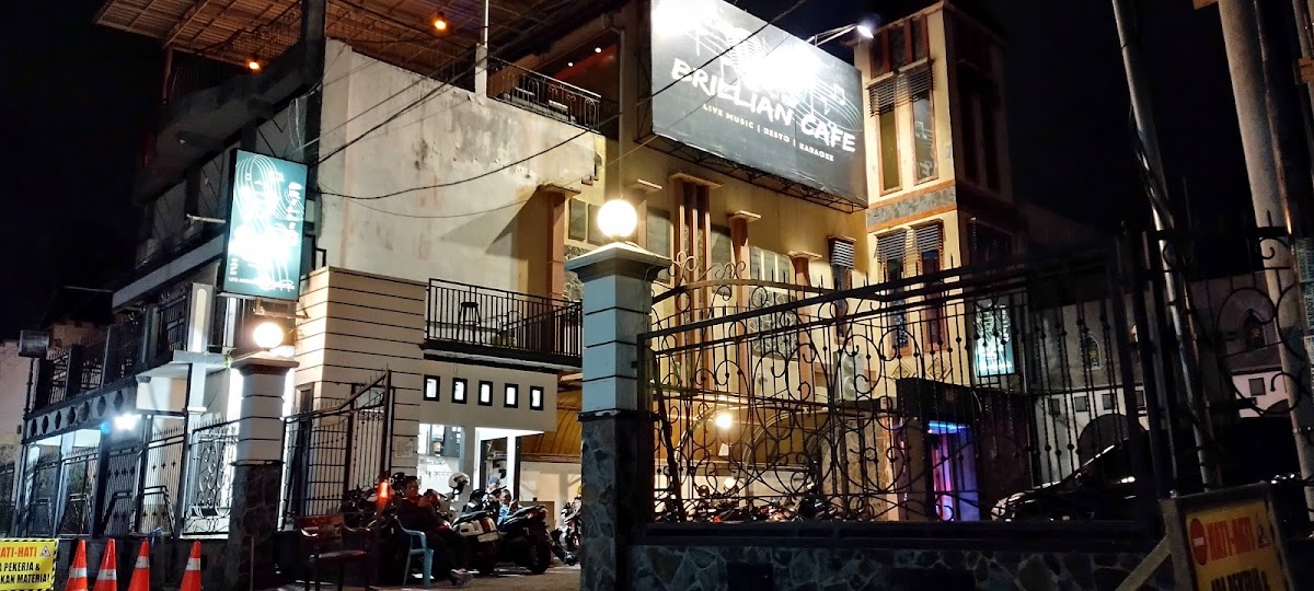 Maxi Brilliant Cafe - 2