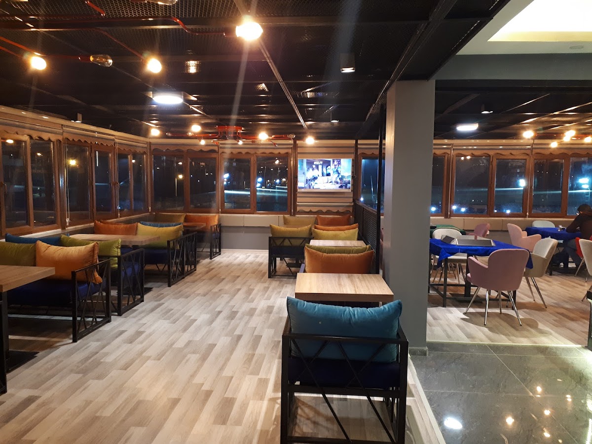 AURA Lounge & Bistro