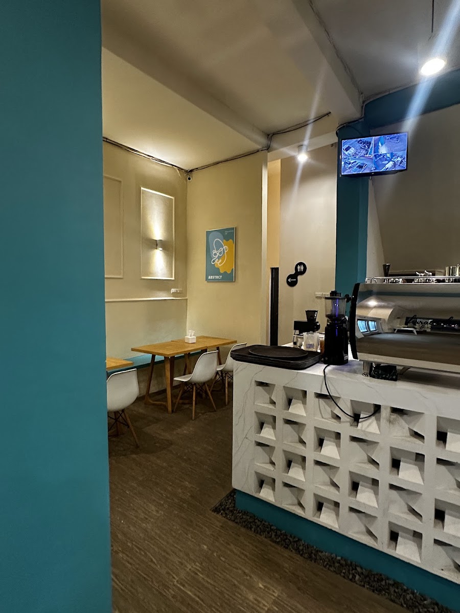 Wings and Burg Café