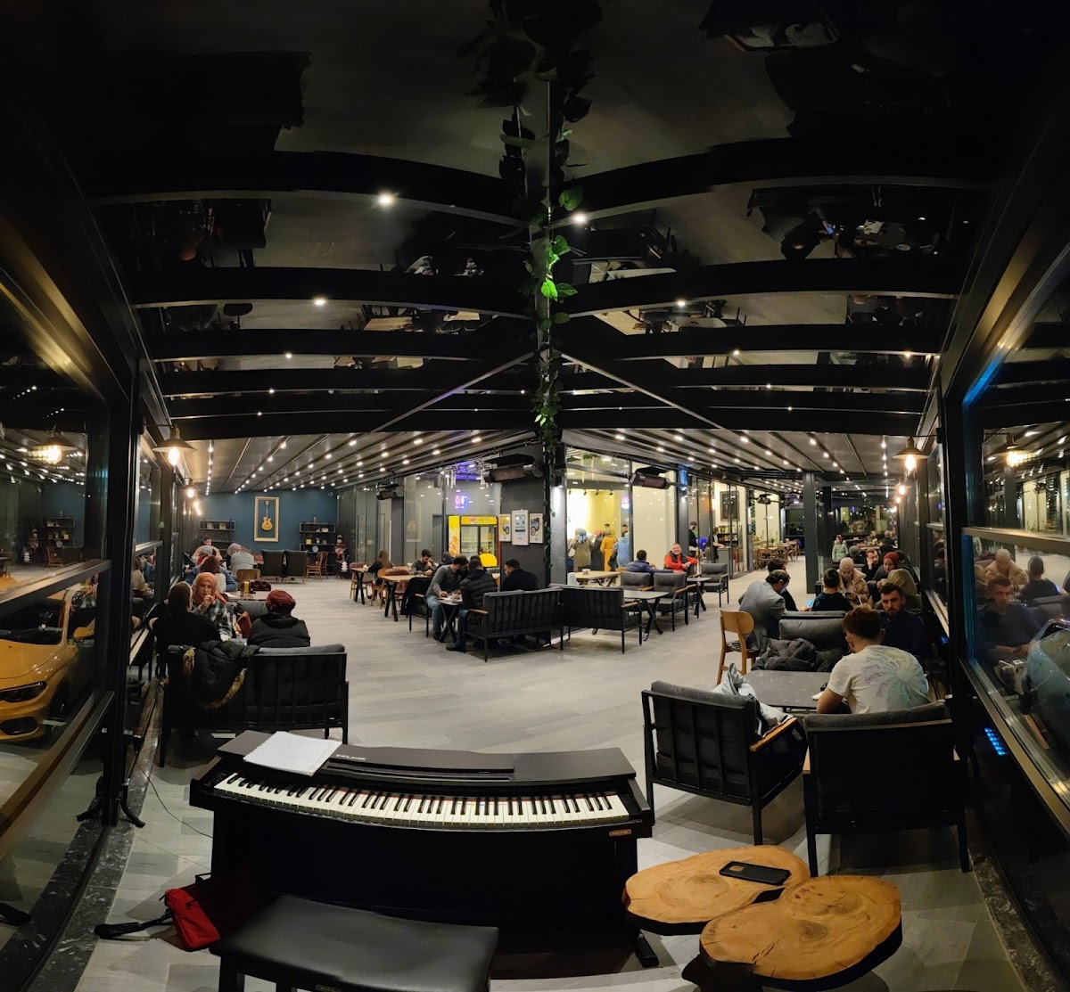 Retro Cafe & Restaurant