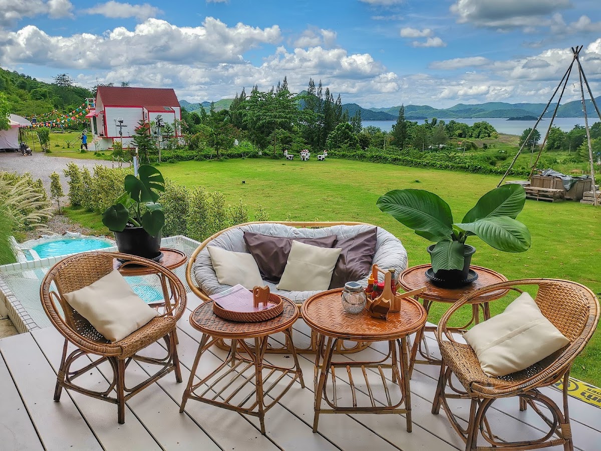 Cafe' De Camp ร้านกาแฟวิวทะเลสาบ (คาเฟ่ เดอ แค้มป์)