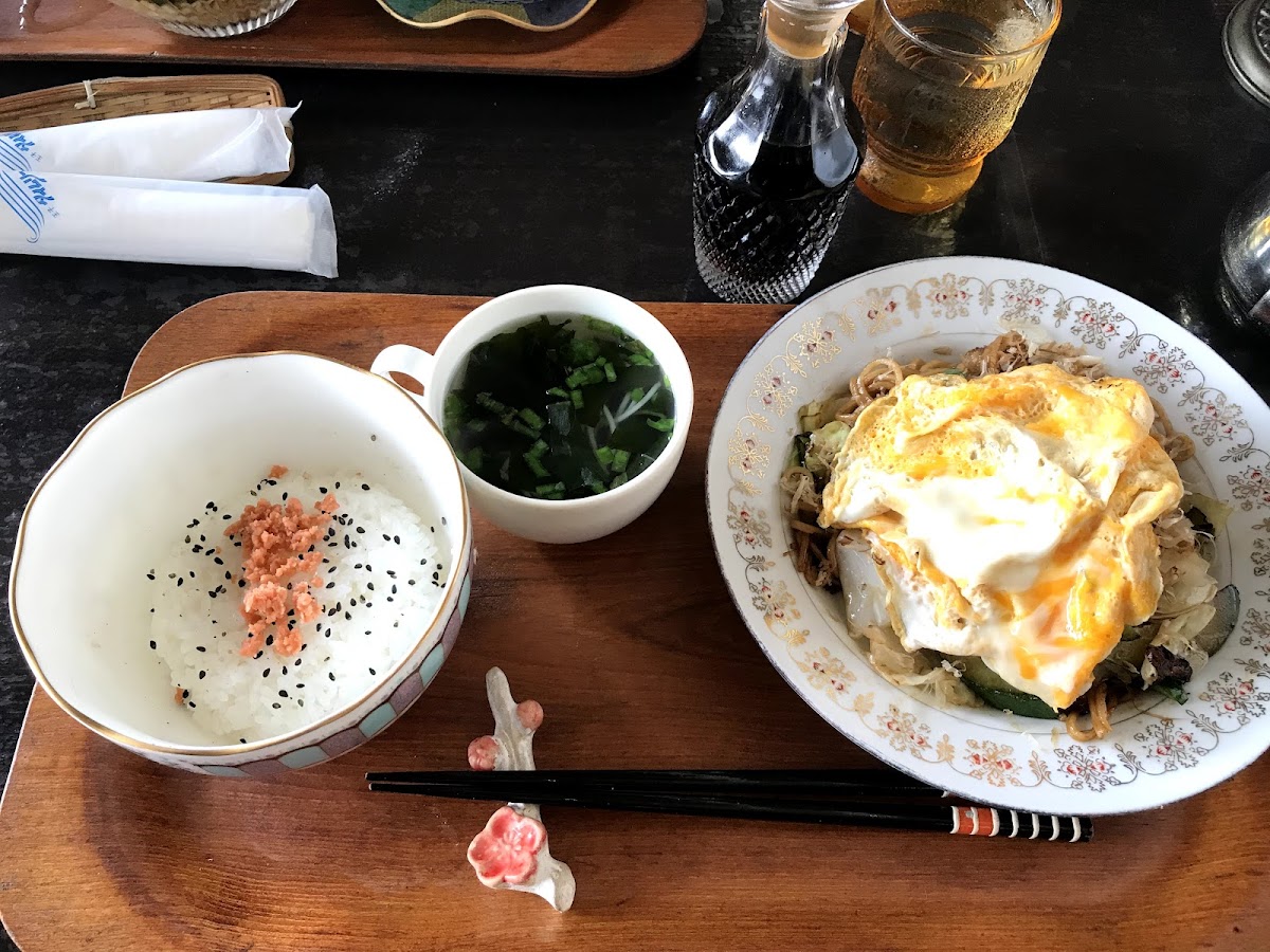 Tomoshibi Antiques & Coffee - 8