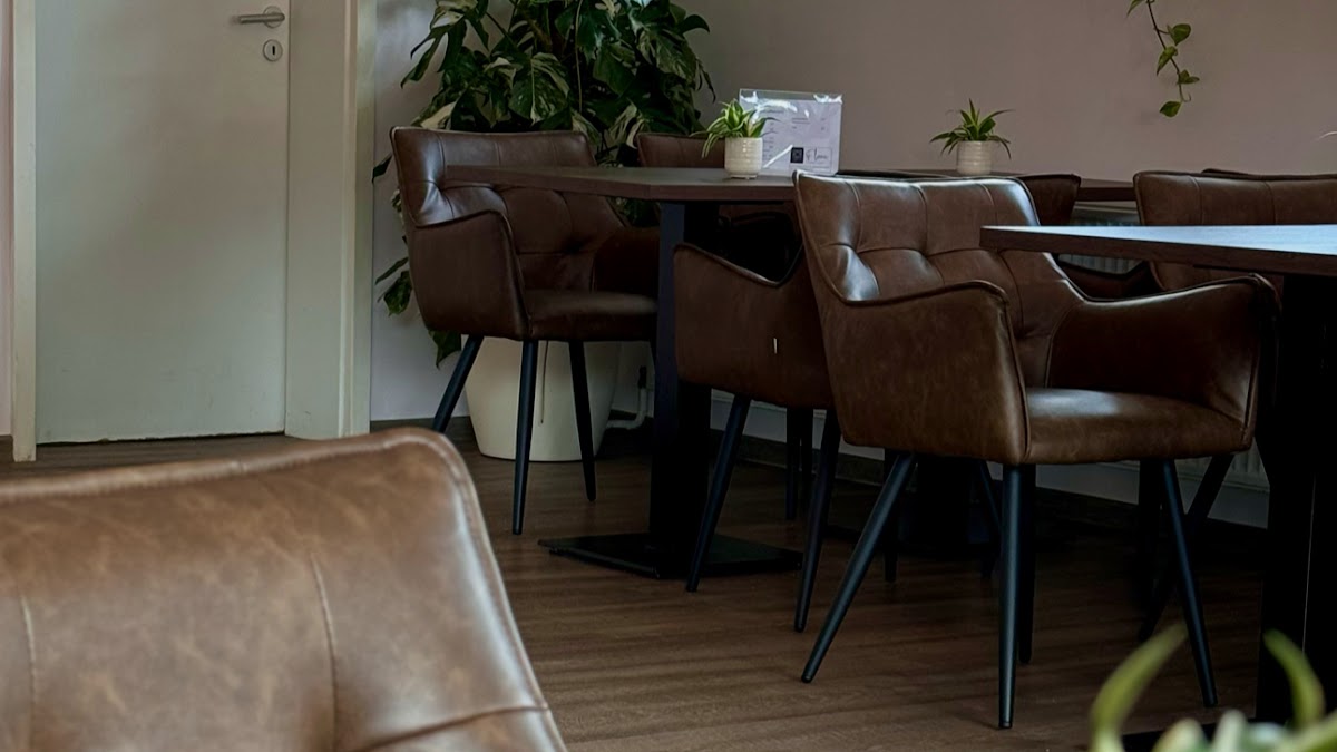 Ice Cream Parlor & Cafe Flora