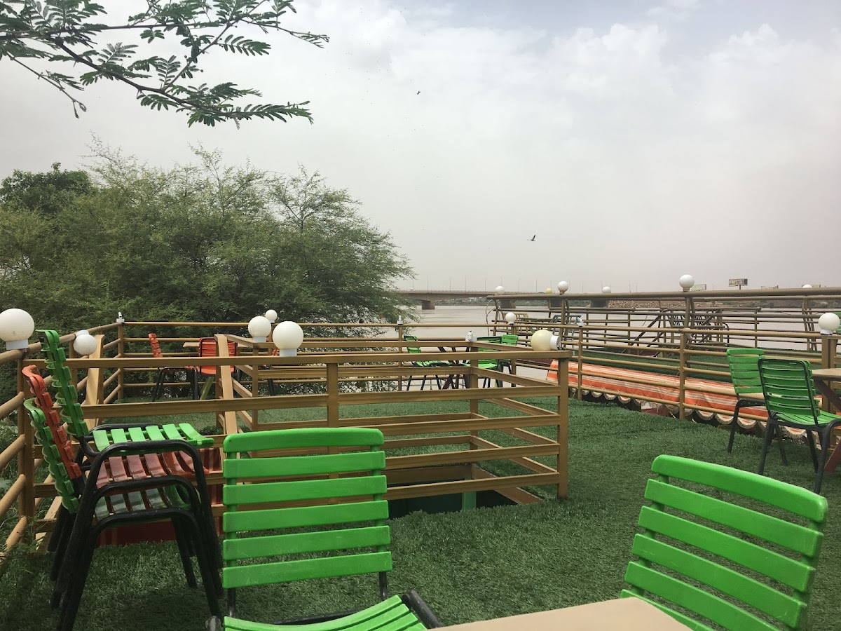 The Square Café and Restaurant - 3