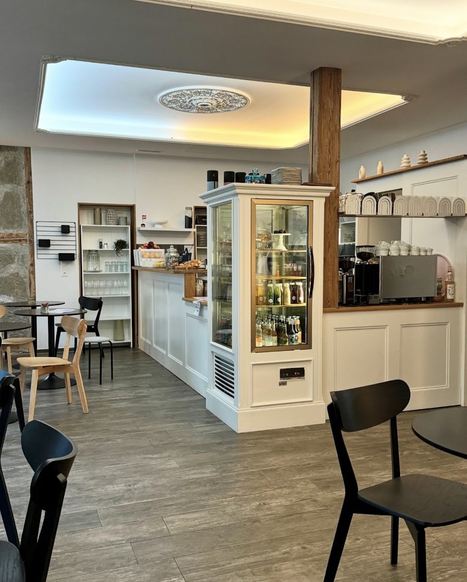 Acai Attendant Café