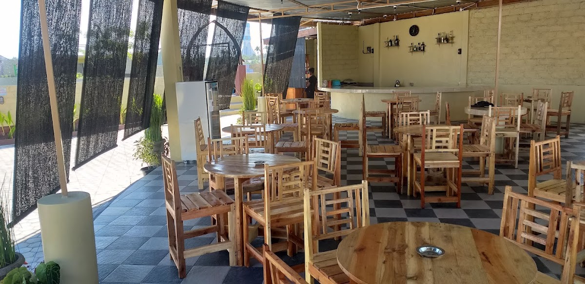 Cafe HOKKI dan kolam renang