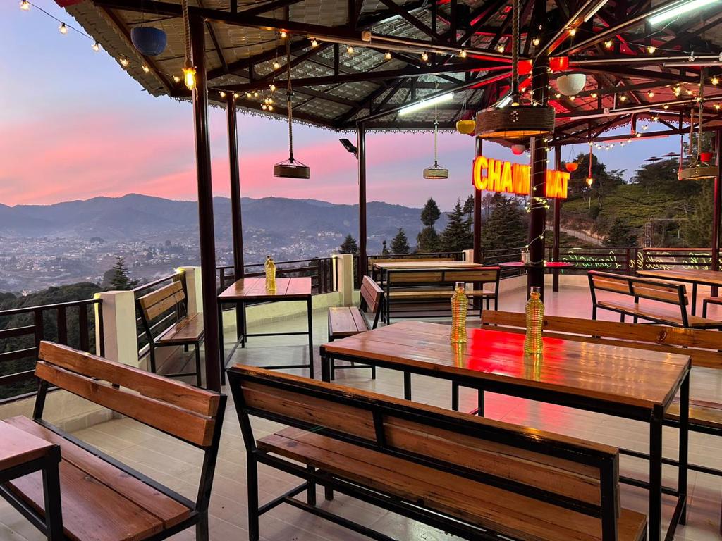 The golden leaves cafe & cottages