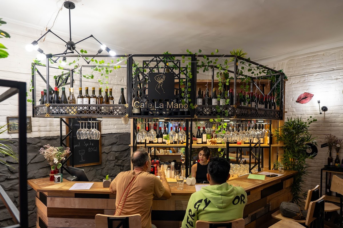Cafe & Bar La Mano