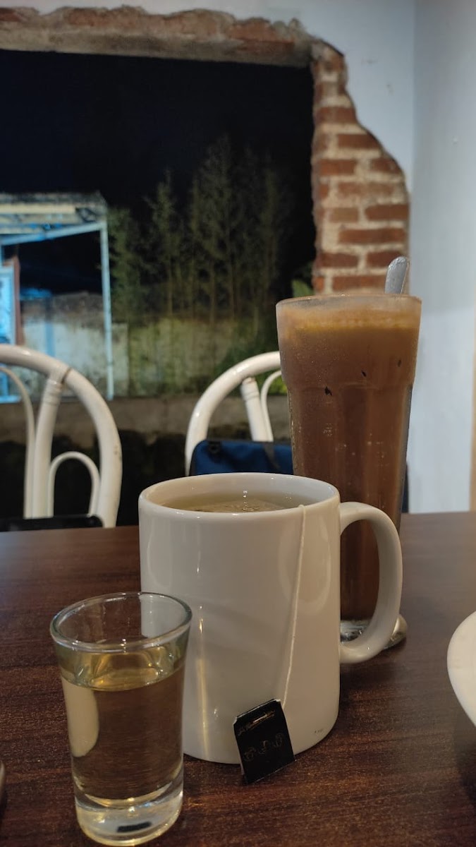 The Praya Cafe & Eatery - 5