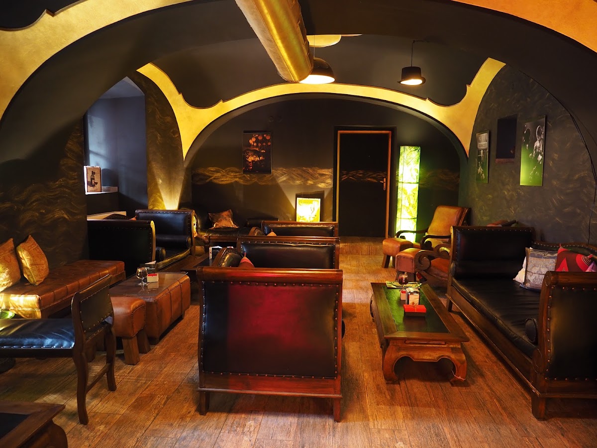 Vulcano, Café & Wine House