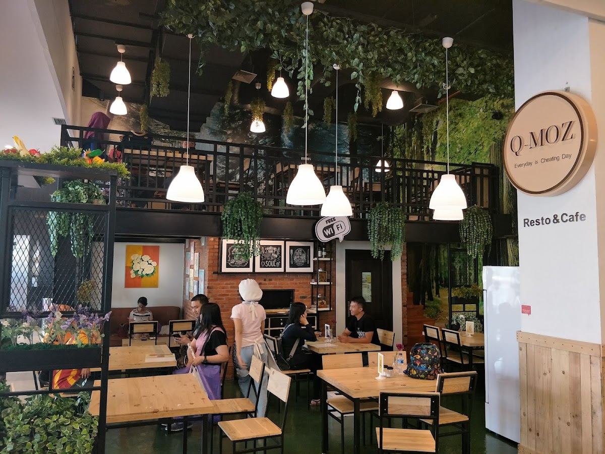 Q-Moz Resto & Cafe