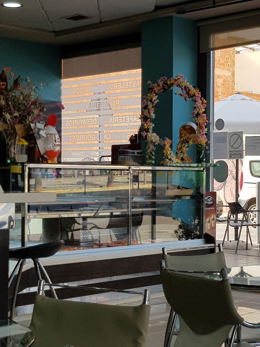 Maddie Cafe I Dolcos