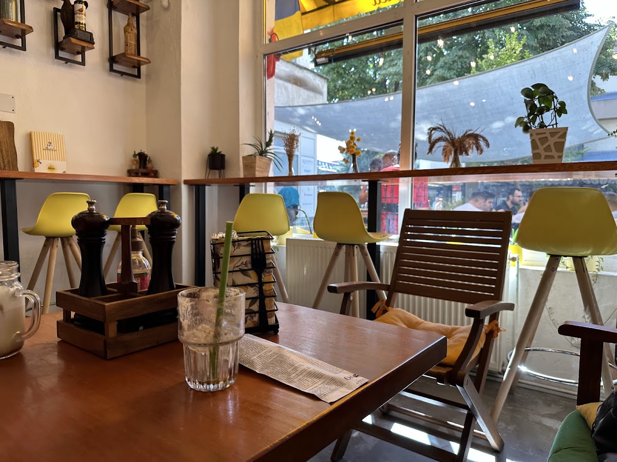 Nea Tică's Lemonade Shop