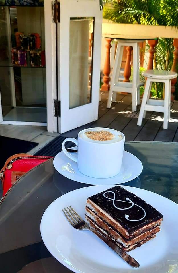 Le Café Français Bakery & Boutique - 7