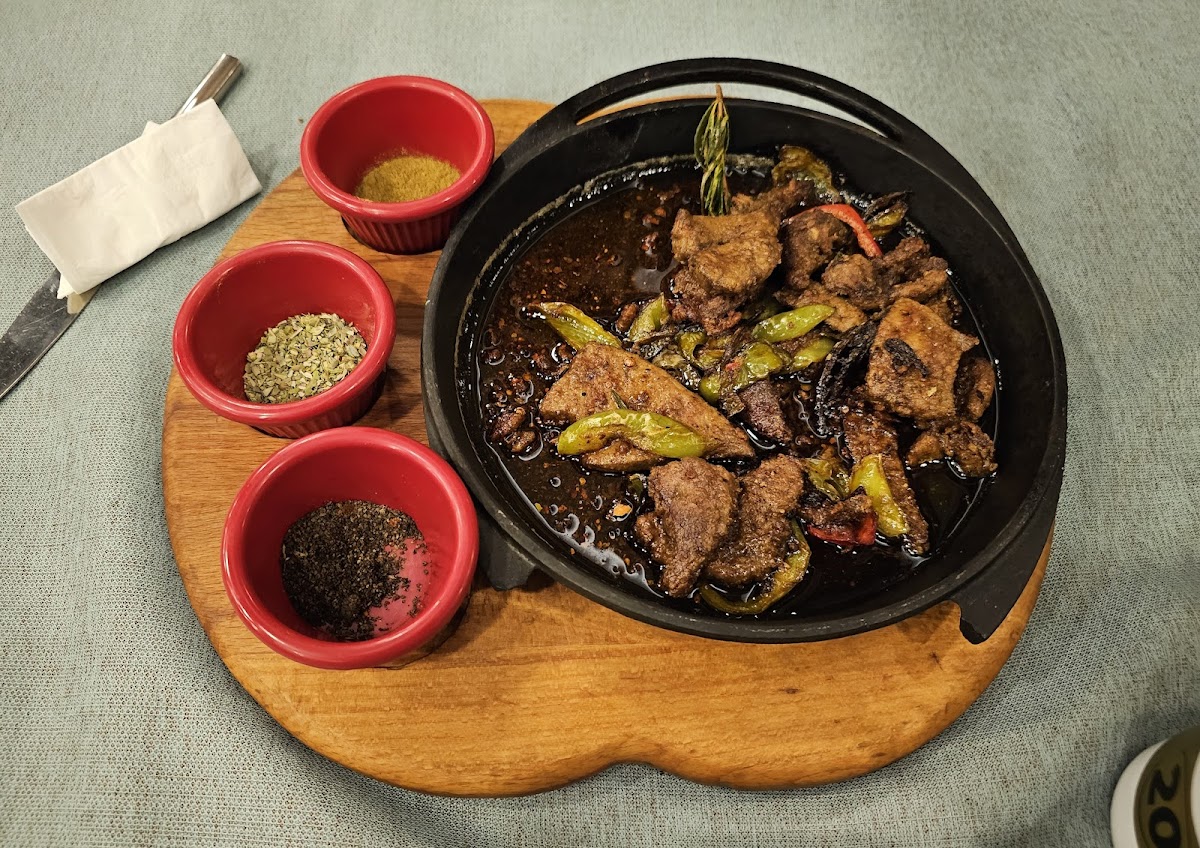 Kizlar Tepesi Havuzlu Çay Bahcesi Türkü Evi