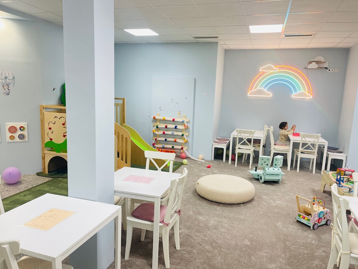 Regenbogenland Kindercafé - 9