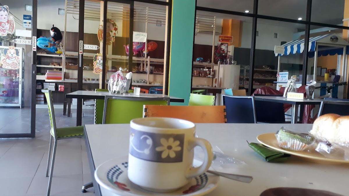 Happy Bakery & Cafe - 7