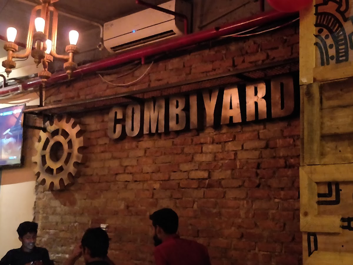 Combiyard Cafe & Lounge