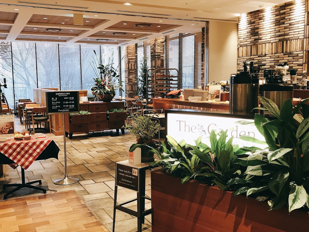 “The Garden” Café & Bar カフェ＆バー “ザ・ガーデン