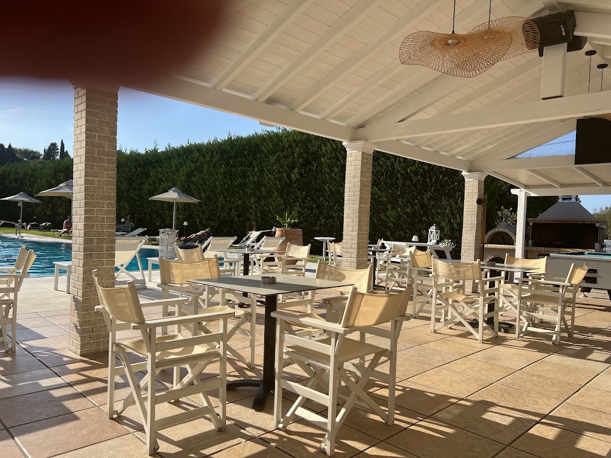 apergis cafe. Minimarket, cigarette...