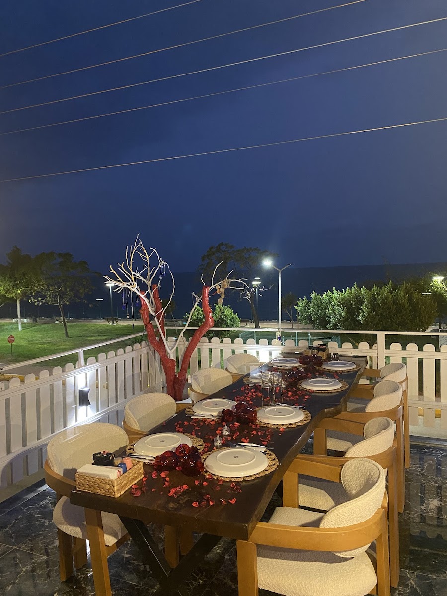 Flora Cafe & Restaurant