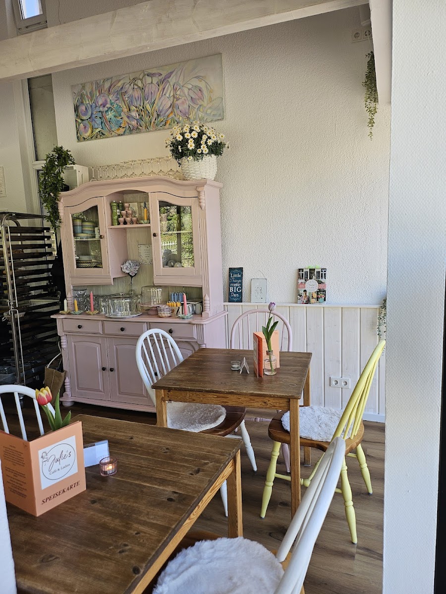 Julie's Cafe & Laden