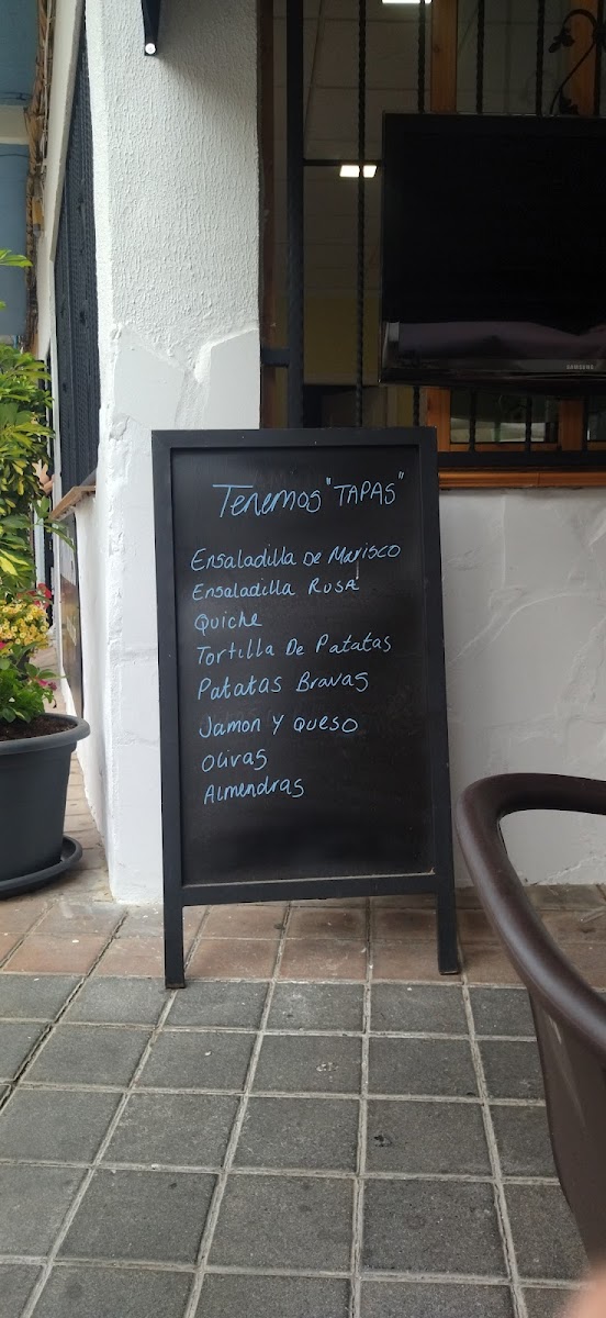 Belmontes Bar and Café - 8