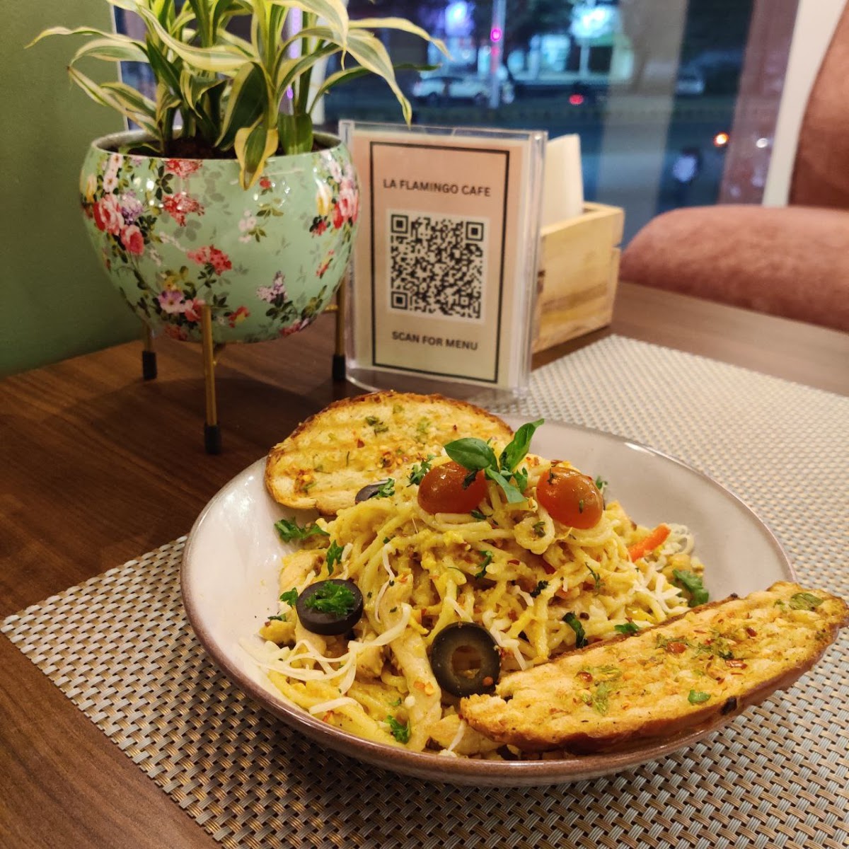 La Flamingo Cafe - 4