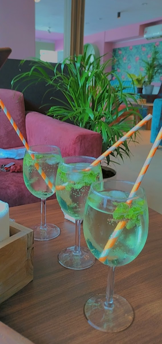 La Flamingo Cafe - 6