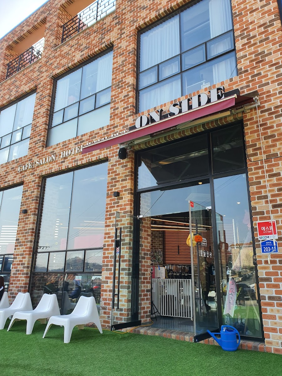 ONSIDE-CAFE with pet