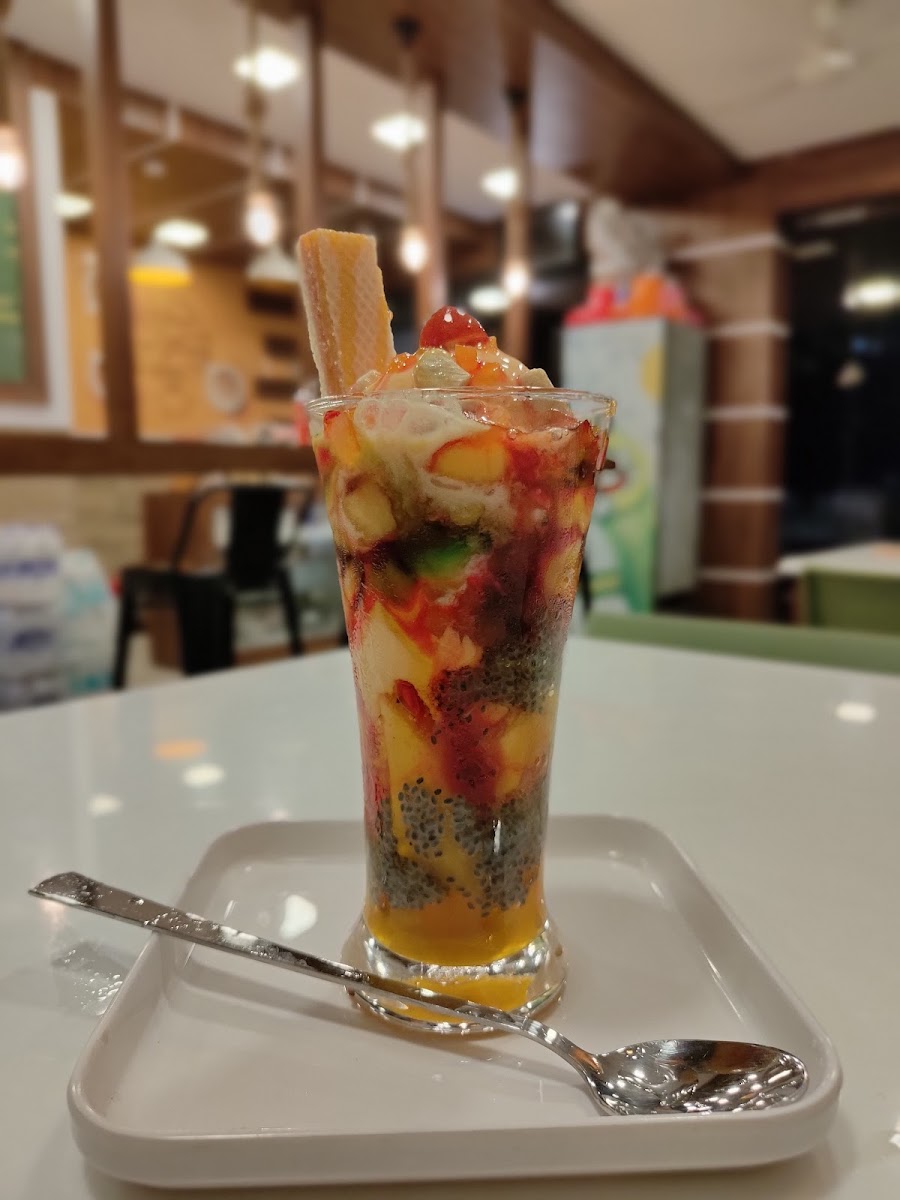 Fruitzee Healthspot Cafe - 5