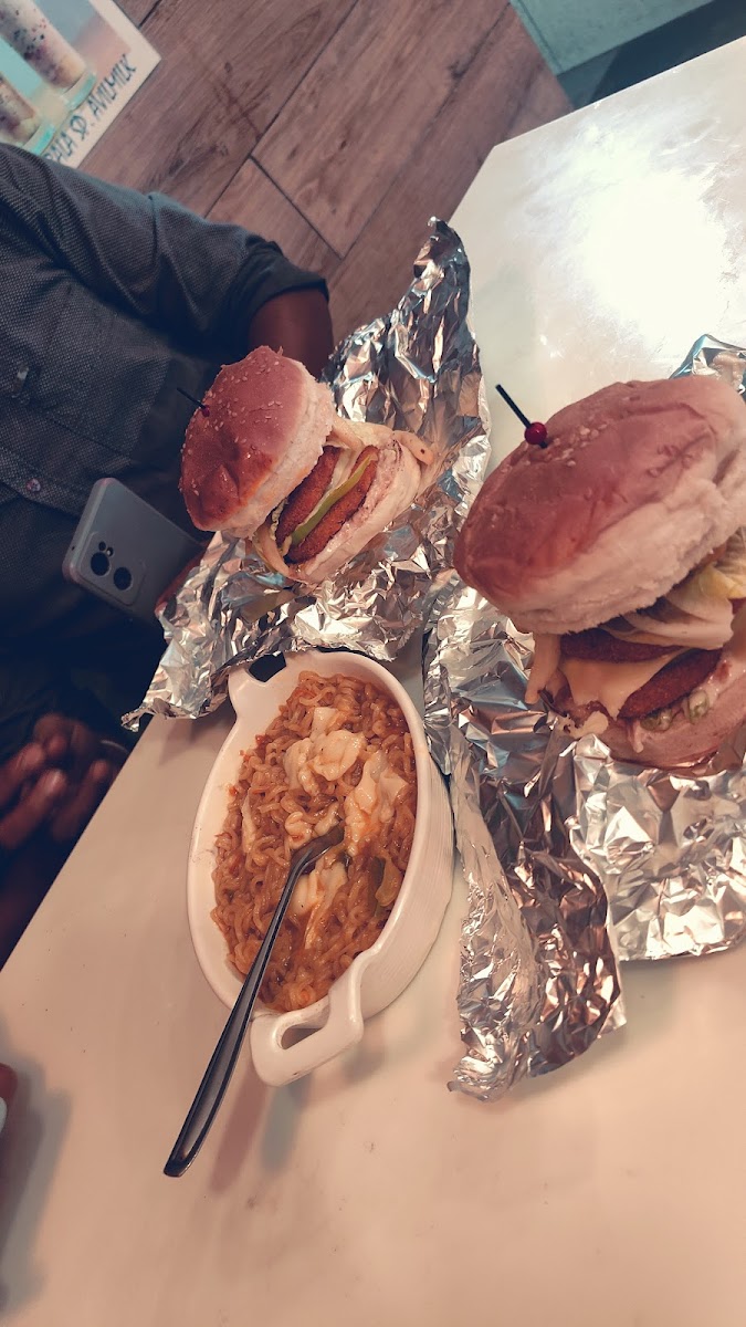 Fruitzee Healthspot Cafe - 8