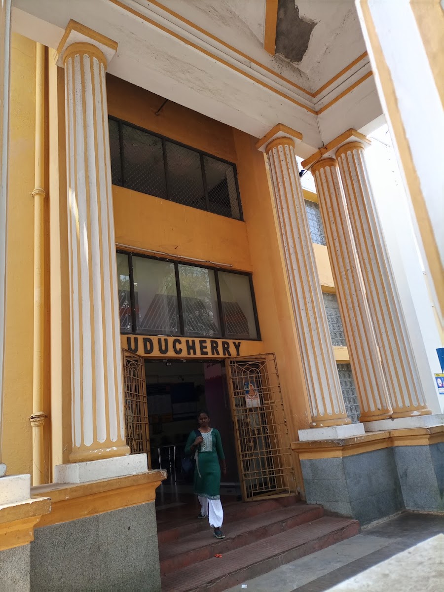 Railwaystation Outdoor Cafe Shops - 3