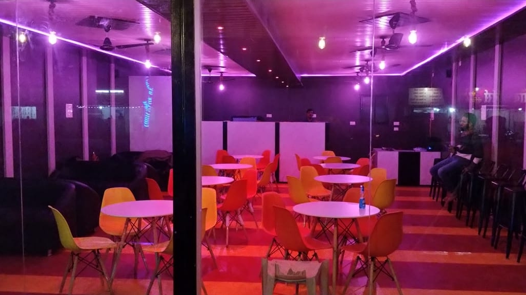 Coffee ani barach kahi - Cafe