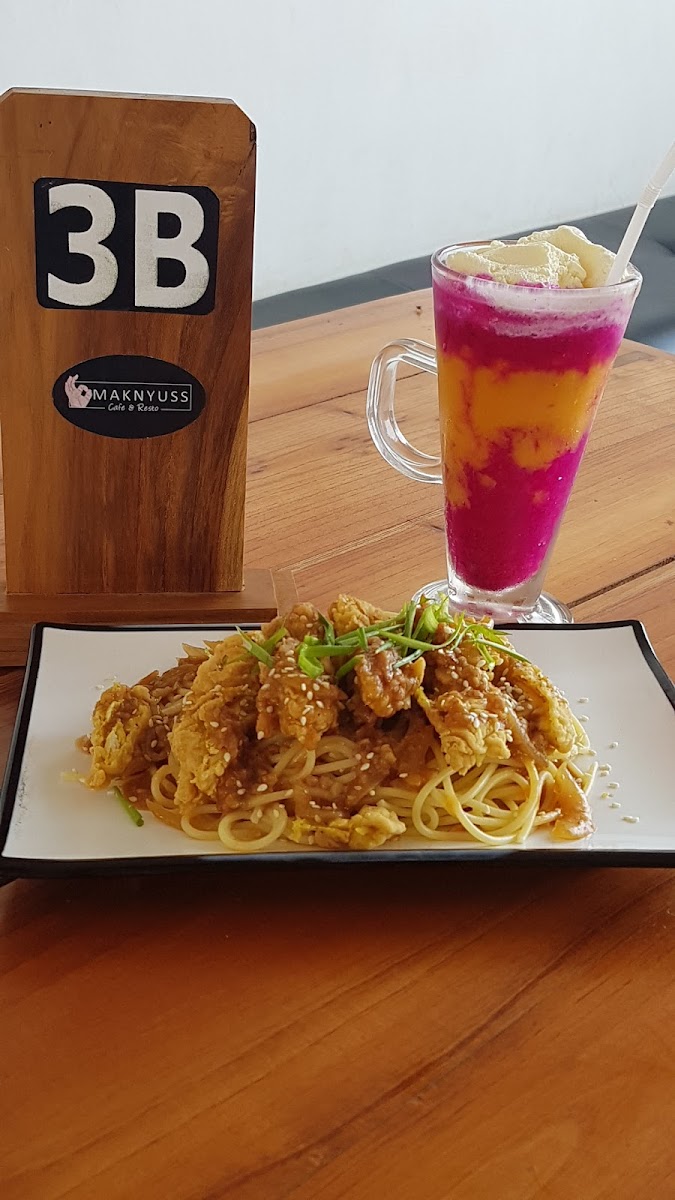 Maknyuss Cafe & Resto - 5