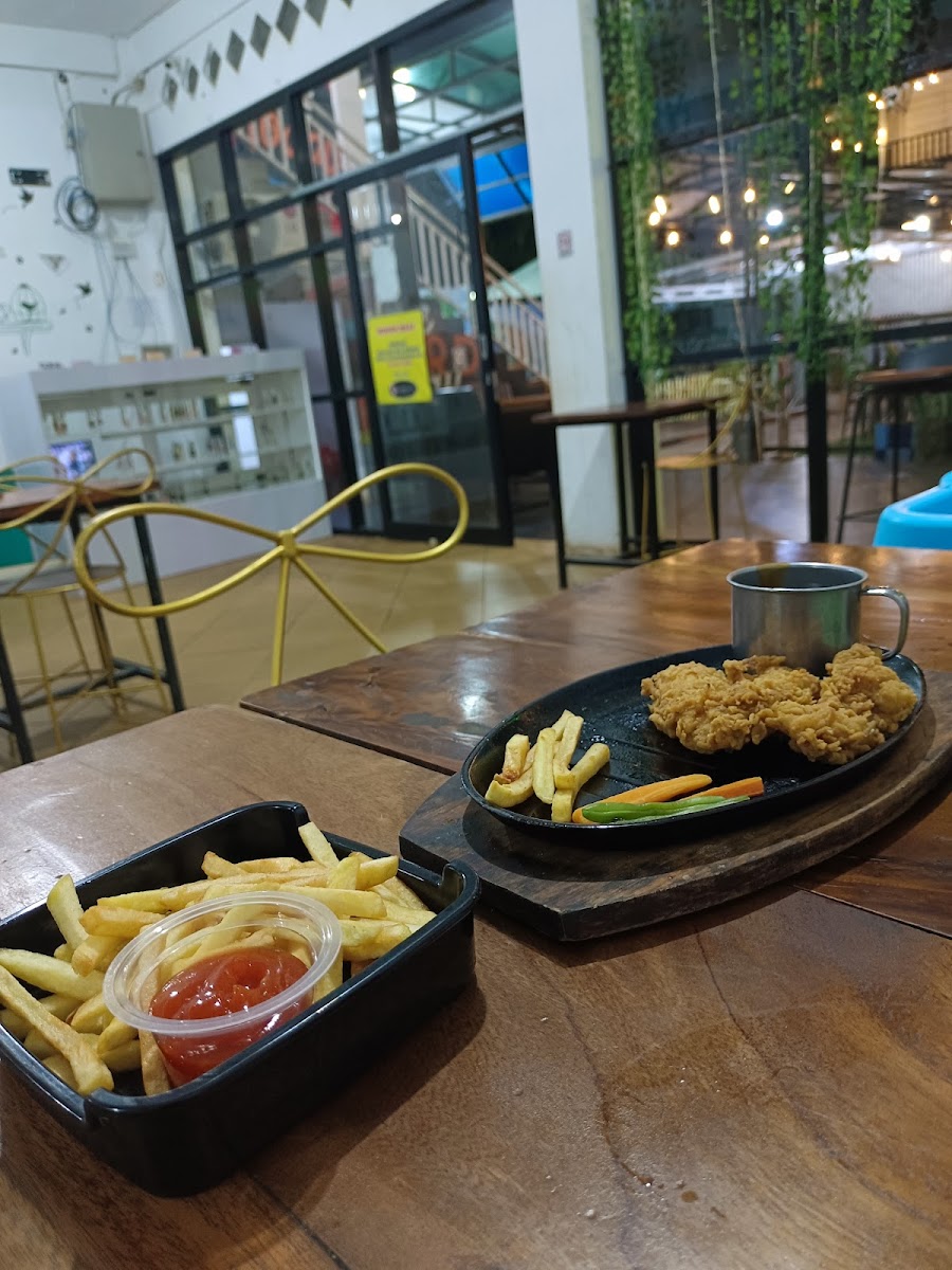 Maknyuss Cafe & Resto - 7