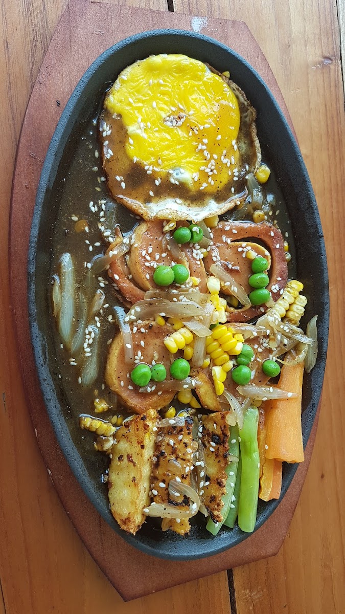 Maknyuss Cafe & Resto - 9