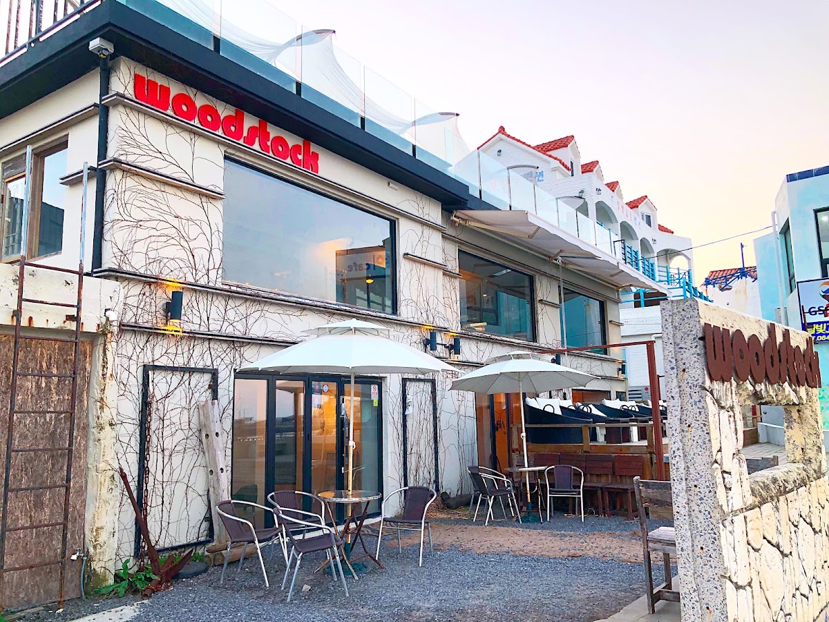 Woodstock Cafe