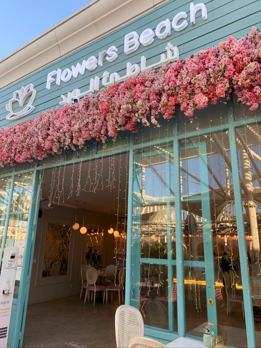 مقهى شاطئ الورد | Flowers Beach - 4