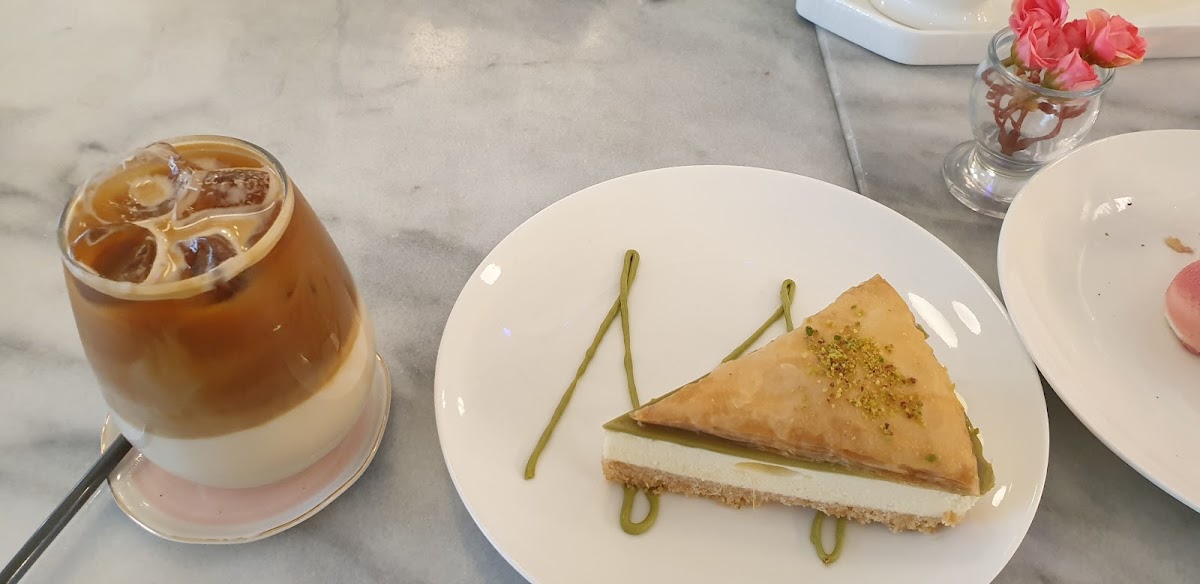 مقهى شاطئ الورد | Flowers Beach - 9