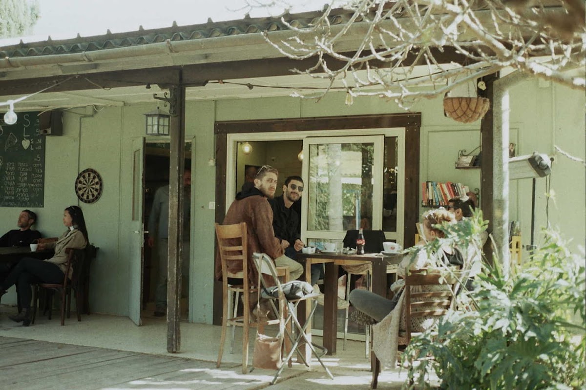 כמו פה הקפה של עזרי Ezri’s cafe
