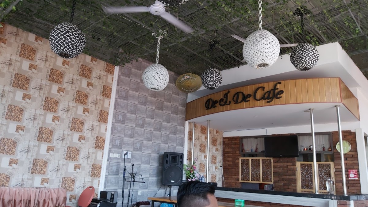 De & De Cafe And Car wash