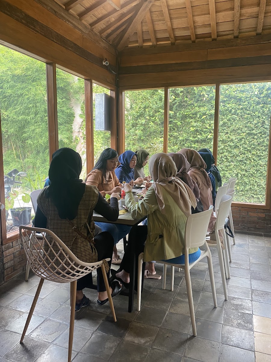 Kampung Lawasan Cafe & Resto