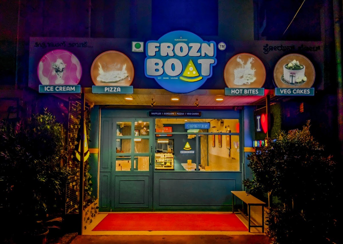 FROZZN BOAT Cafe and Cakes