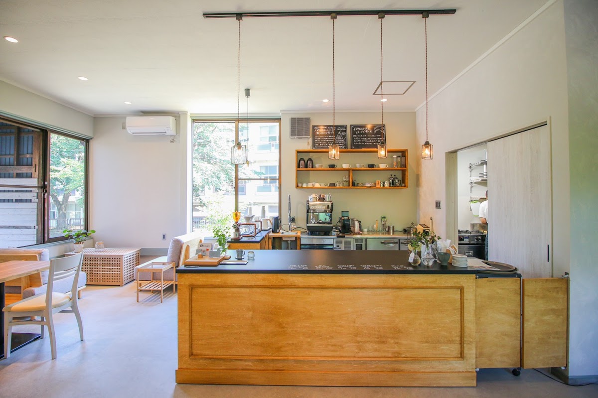 坂の途中のカフェとジム【ever.doichi】／エヴァードイチ・エバードイチ