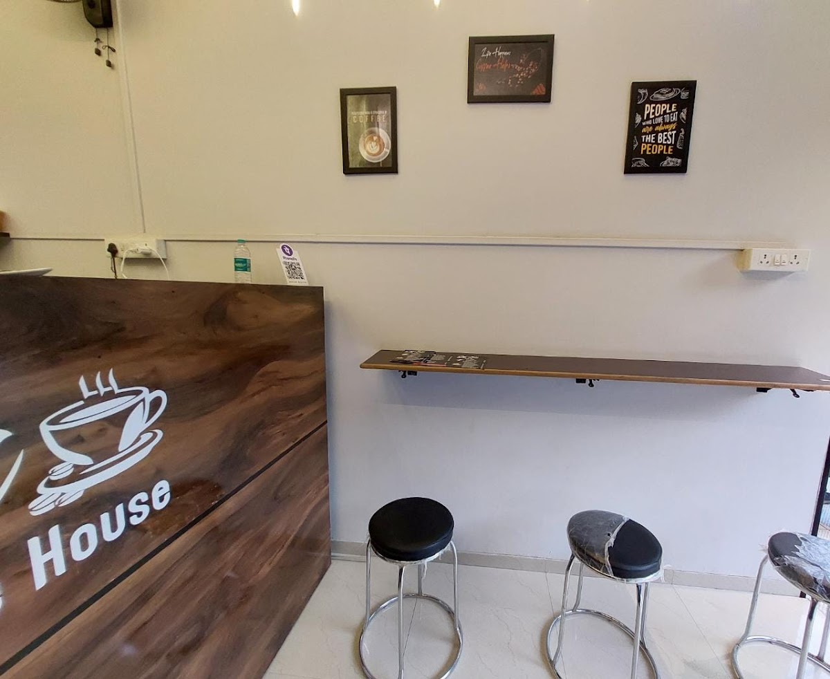 Bites & Cafe House - 10