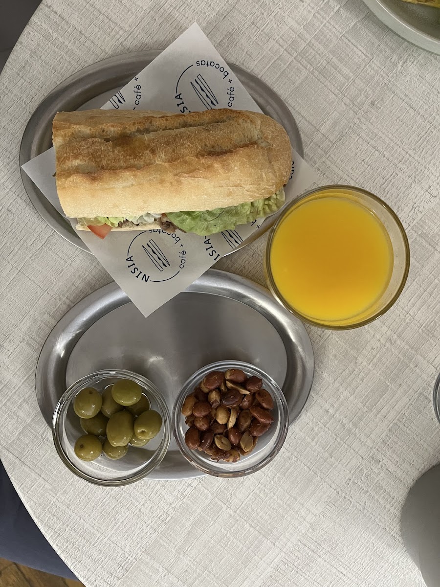 Nisia Cafetería y Bocatería - 10